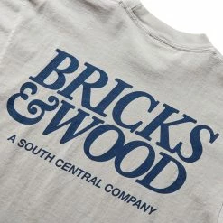 Bricks & Wood A SOUTH CENTRAL COMPANY LOGO T-SHIRT 11 Bricks & Wood A SOUTH CENTRAL COMPANY LOGO T-SHIRT -NIke Shop bricks woodsASOUTHCENTRALCOMPANYLOGOTEESILVERSBW FW22 SSCTEES 5